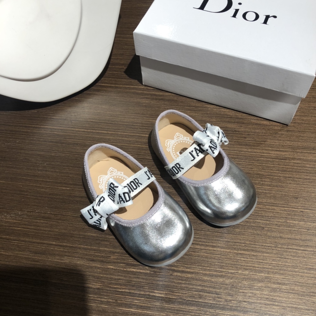 Children's shoes child